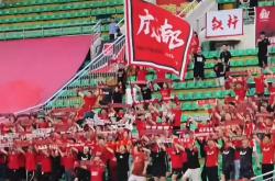 开云体育APP下载-湖南球迷聚集球场外庆祝胜利，欢呼声震耳欲聋的简单介绍