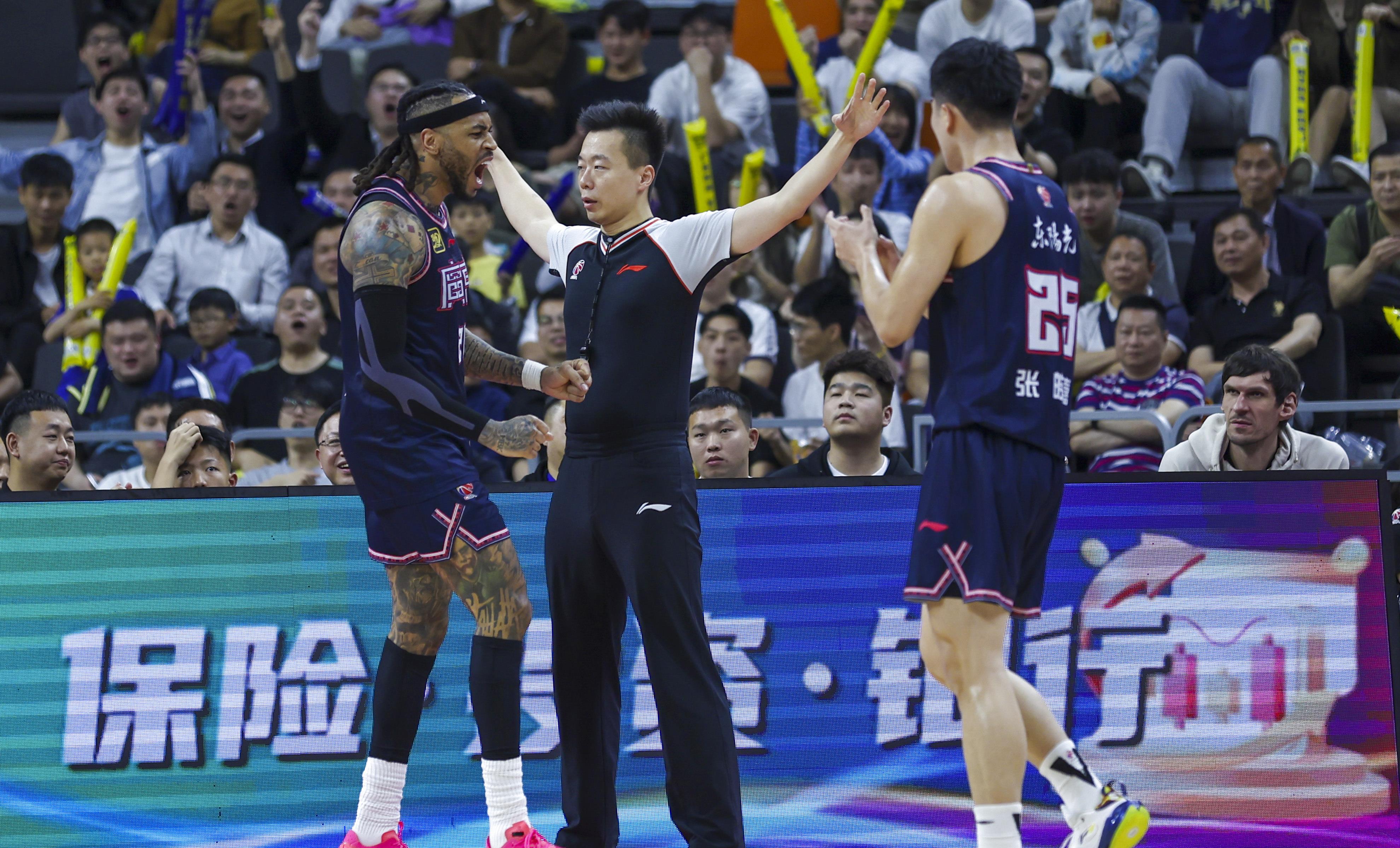 篮球联赛竞争激烈局势引人注目