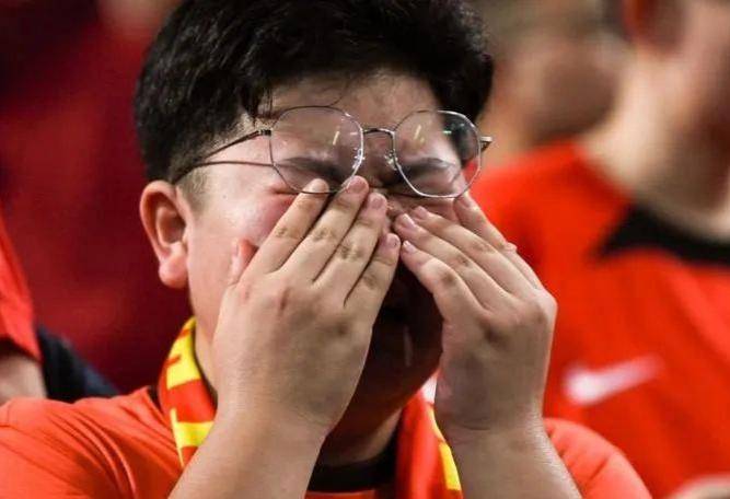 足球场上的惊险一幕，球员们展现出非凡实力
