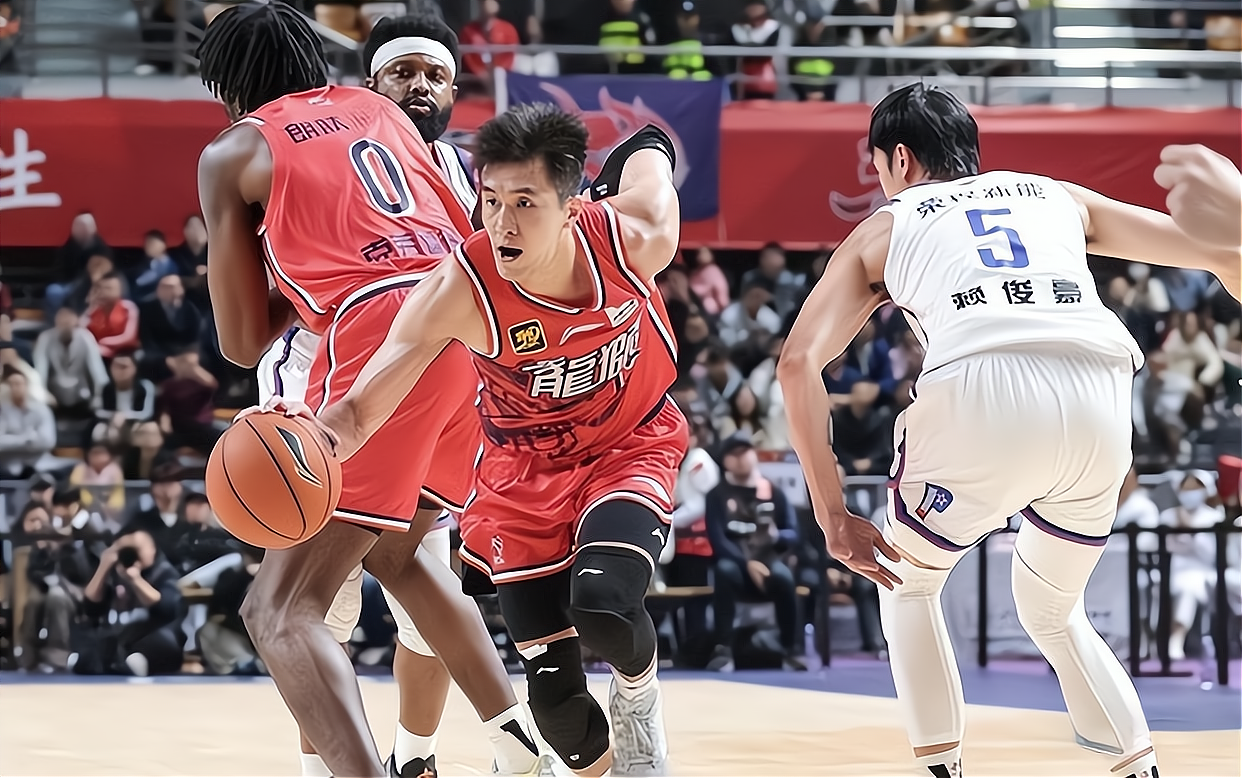 球员在比赛中发挥出色，助球队取得胜利