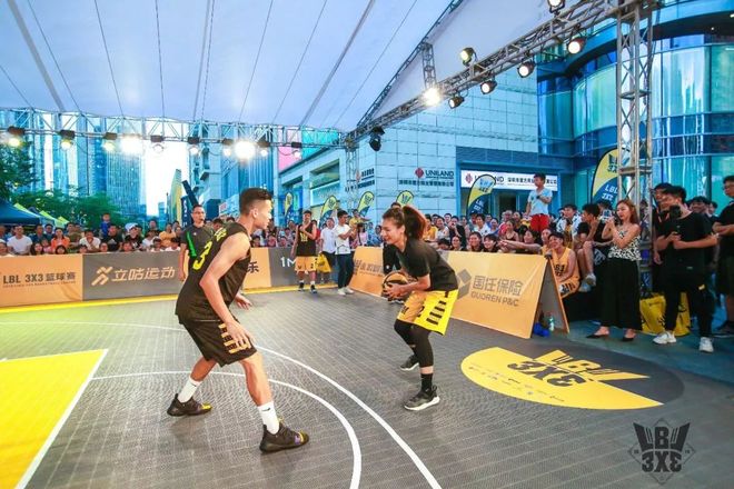 篮球女明星天团成立,演绎球场经典动作 篮球女明星天团成立,演绎球场经典动作