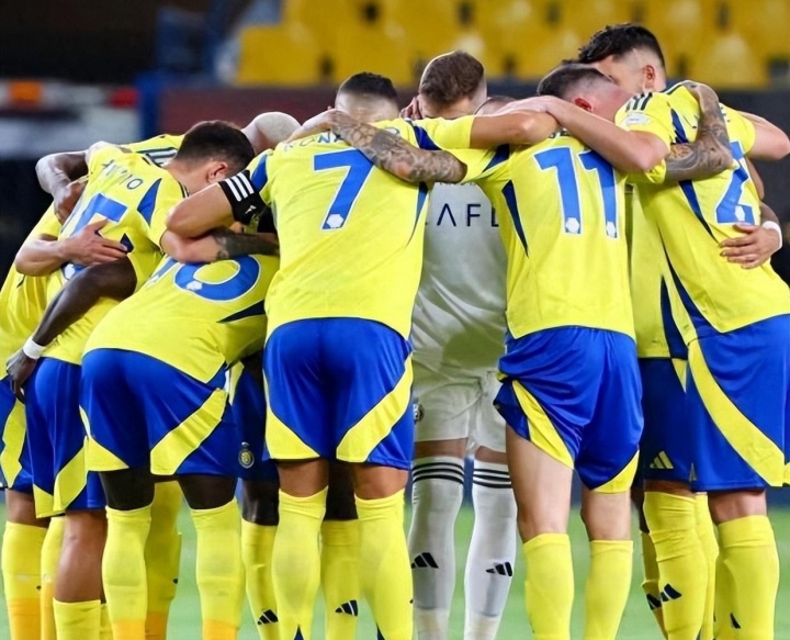 包含国内足球赛场竞争激烈，强队对决激情四射的词条