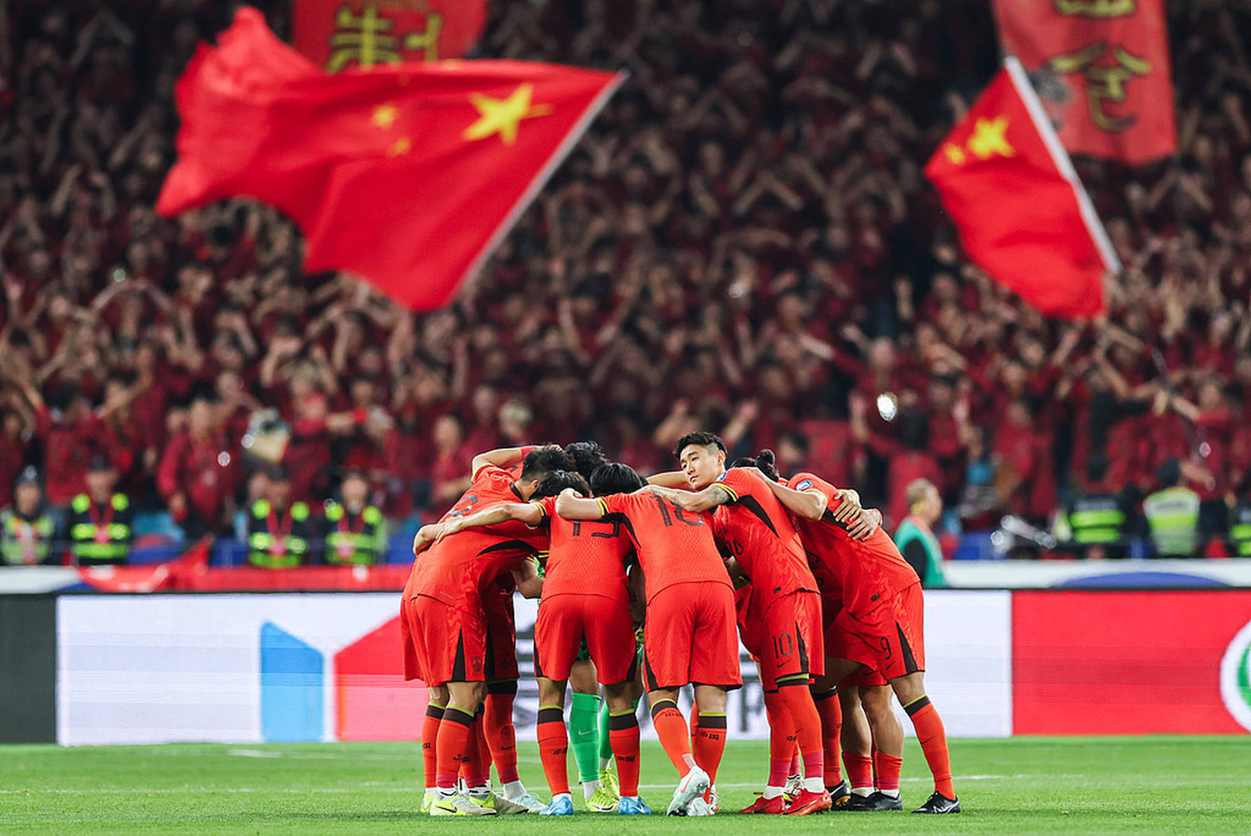 包含国内足球赛场竞争激烈，强队对决激情四射的词条