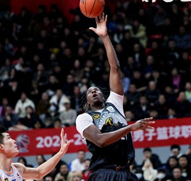 篮球赛事中球员表现亮眼,助球队实力夺冠!的简单介绍 篮球赛事中球员表现亮眼,助球队实力夺冠!的简单介绍