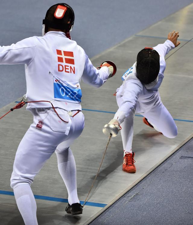 芬兰击剑选手勇夺冠军，庆祝辉煌战绩