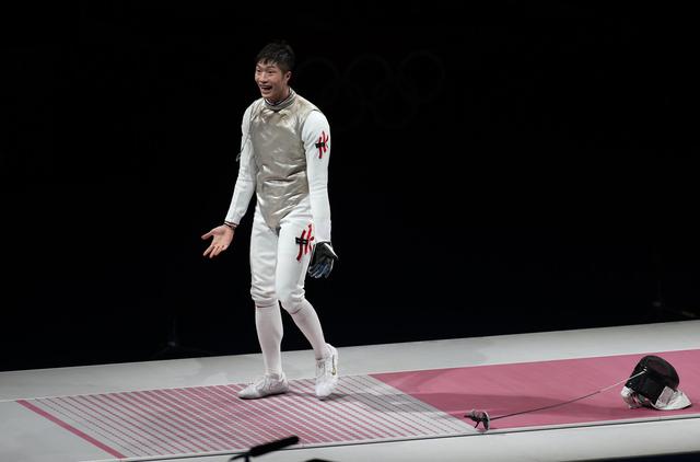 芬兰击剑选手勇夺冠军，庆祝辉煌战绩