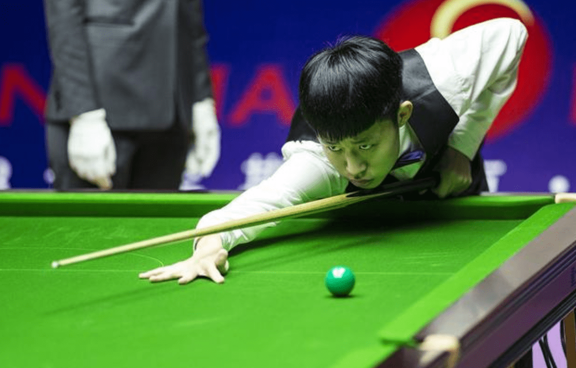 十八岁小将成名，率队晋级淘汰赛