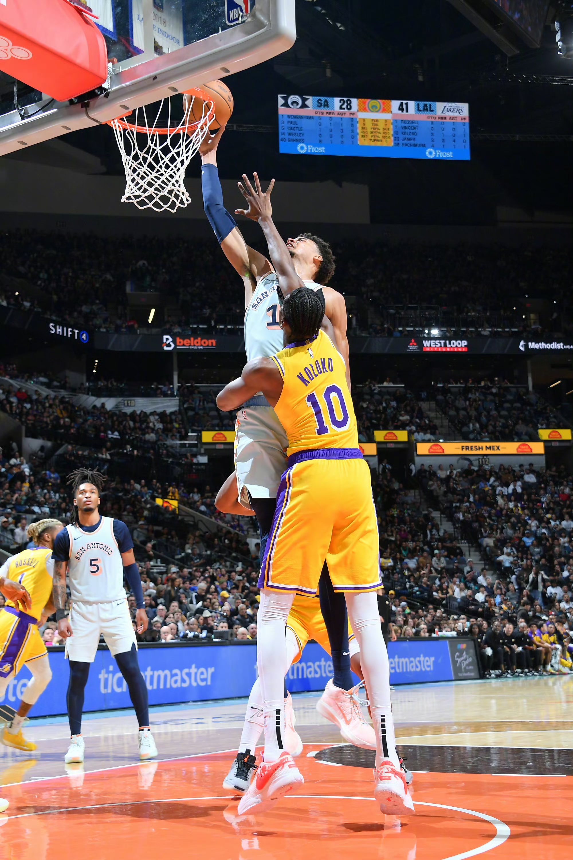 关于希腊男篮翻盘马刺，詹姆斯送出助攻的信息