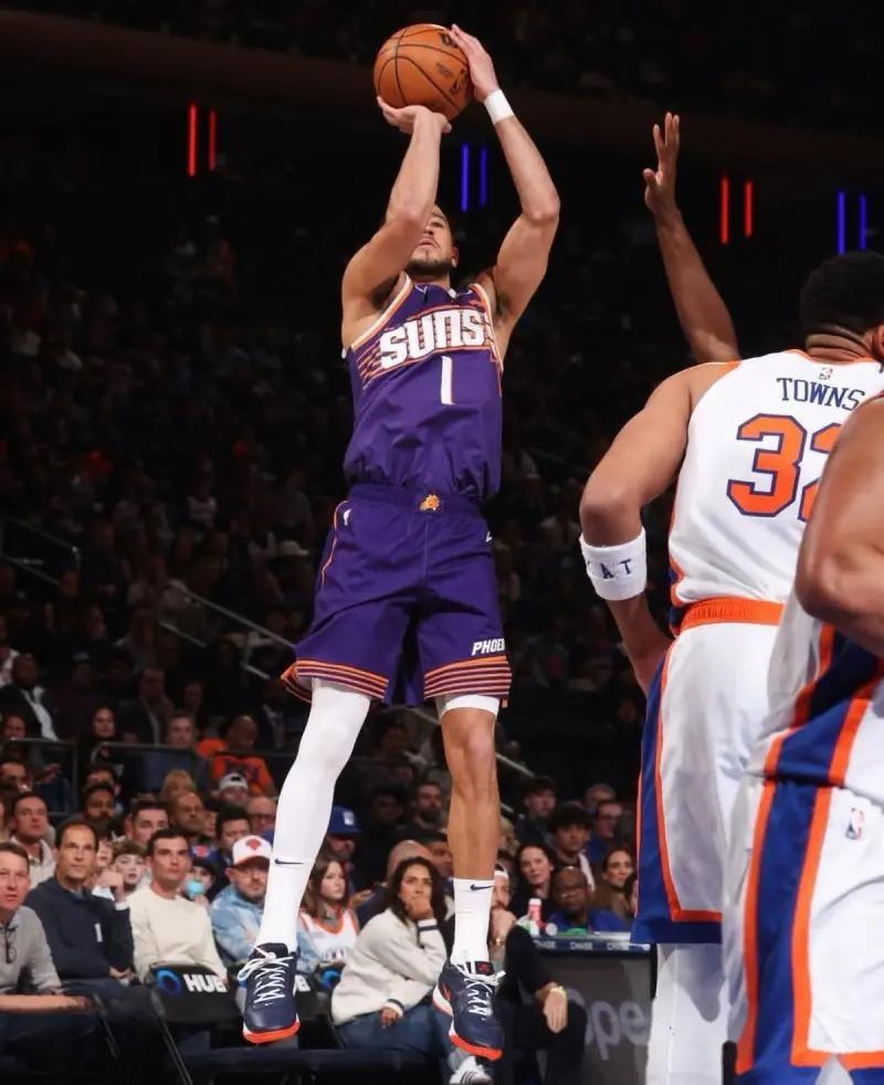 尼克斯轻取国王,布克统治全场 尼克斯轻取国王,布克统治全场